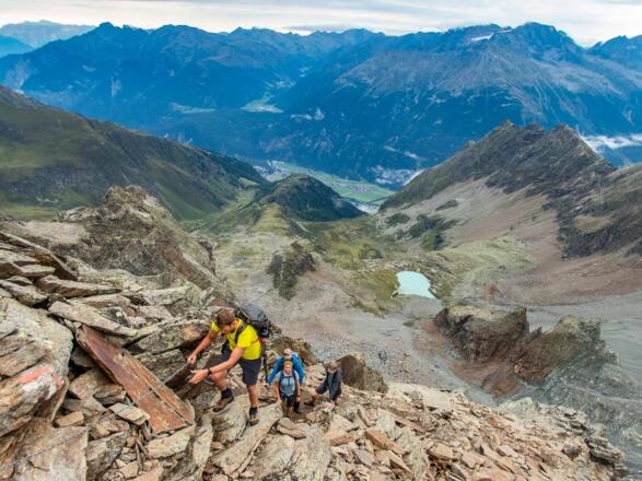 Sehr ausgesetzt geht es hoch zum Gipfel des Luibiskogel.
