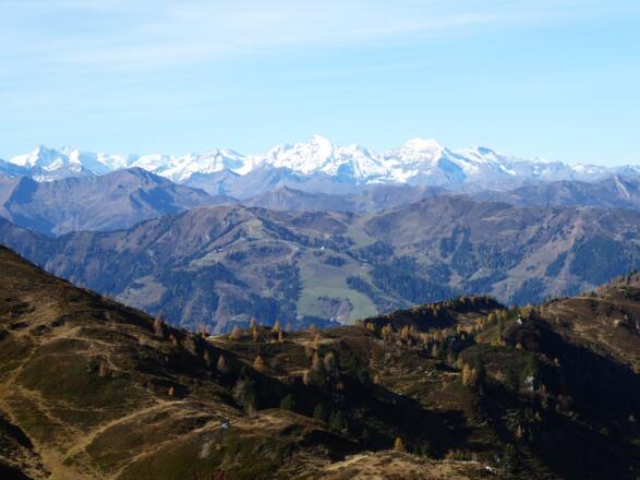 Die Hohen Tauern sind der krönende Abschluss am Horizont.