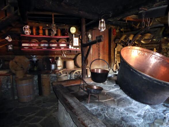 In der 400 Jahre alten Weißalm werden seit Generationen feinste Köstlichkeiten produziert.