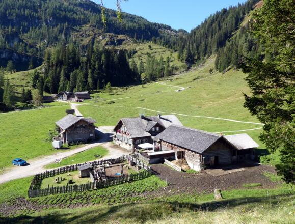 Gute Aussichten auf die Hütten im Gebiet der Hintergnadenalm.