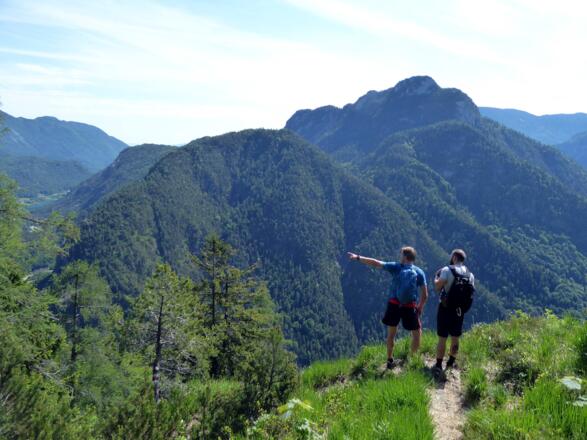 Verschnaufpause nach dem langen ersten Steilabschnitt mit Blick auf den Müllnerberg.
