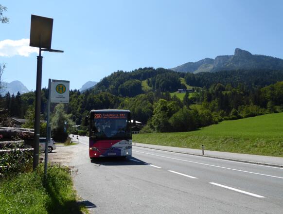 Pünktlich fährt der Bus 260 Richtung Salzburg ab. Rechts im Hintergrund das Grubhörndl (1747 m).