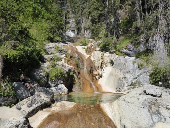 Der erfrischend kühle Abstieg folgt dem Wasserfallweg.