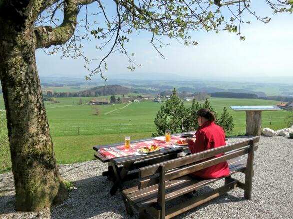 Der Gasthof Kaiserbuche am höchsten Punkt der Tour bietet eine feine Küche und ebensolche Ausblicke.