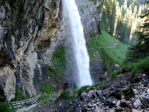 Spektakulär: Der Wanderweg verläuft hinter dem Johannesfall vorbei.