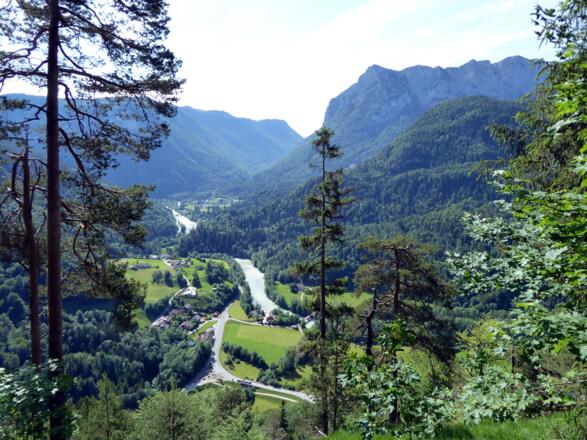 Am Beginn der Bergtour dominieren die Tiefblicke auf das Saalachtal und das Lattengebirge (rechts).