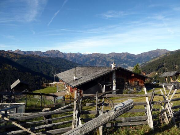 Die herrlich gelegene Weißalm (1724 m) in Blickrichtung Hohe Tauern.