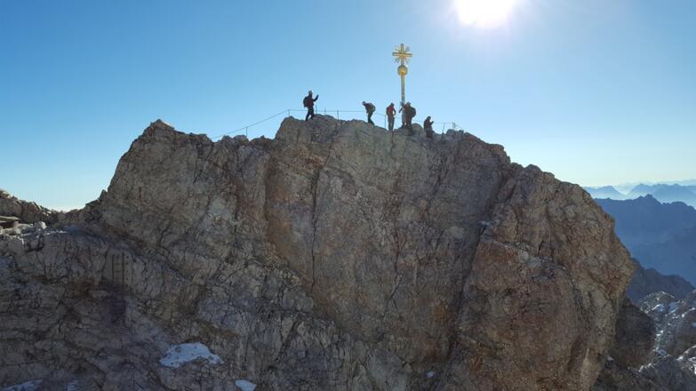 Der Gipfel der Zugspitze (Blick aus Richtung bebautem Teil)