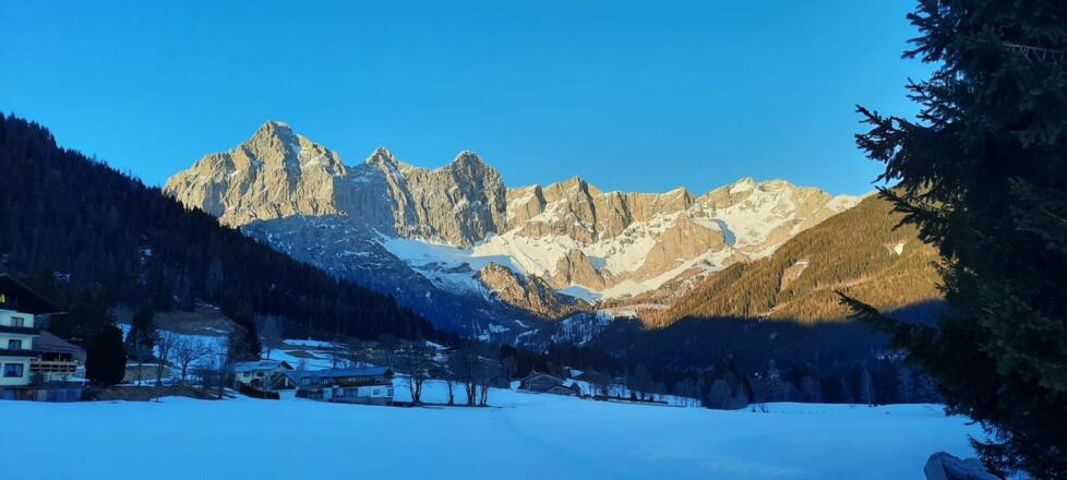 Winterwanderweg mit Blick zum Dachstein