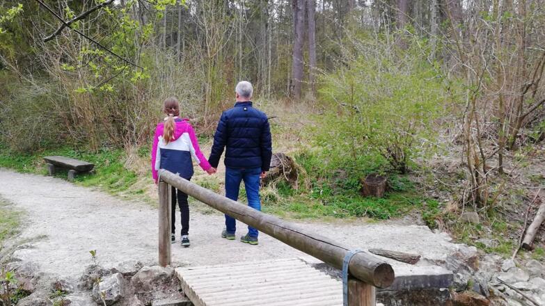 Holzbrücke im Stadtwald Moosburg beim Himmelblauen See