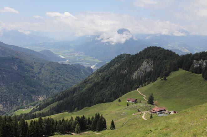 Die Ritzaualm liegt mit schöner Aussicht auf das Inntal eine halbe Wanderstunde unterhalb der Vorderkaiserfeldenhütte.