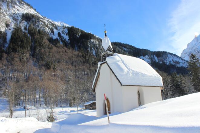 Idyllisch verschneite Herz-Jesu-Kapelle in Brand Innertal
