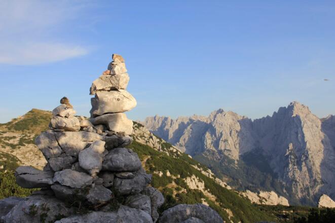 Westlich des Petersköpfls verläuft ein flacher Geländerücken in Richtung Pyramidenspitze.