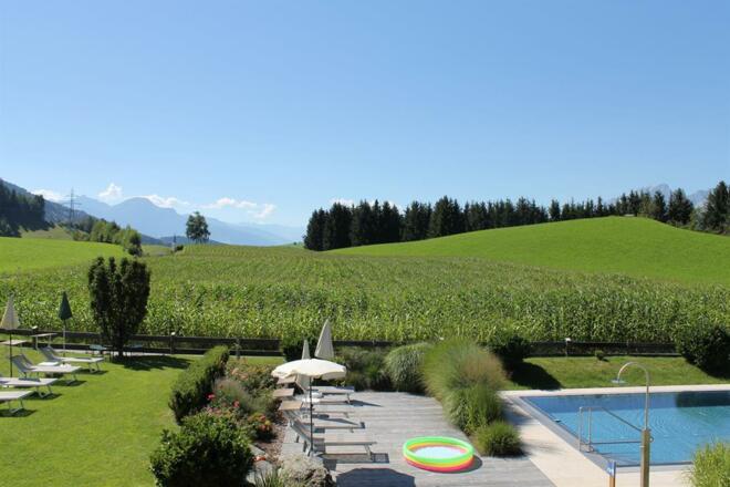 Blick zur Serles und Stubai