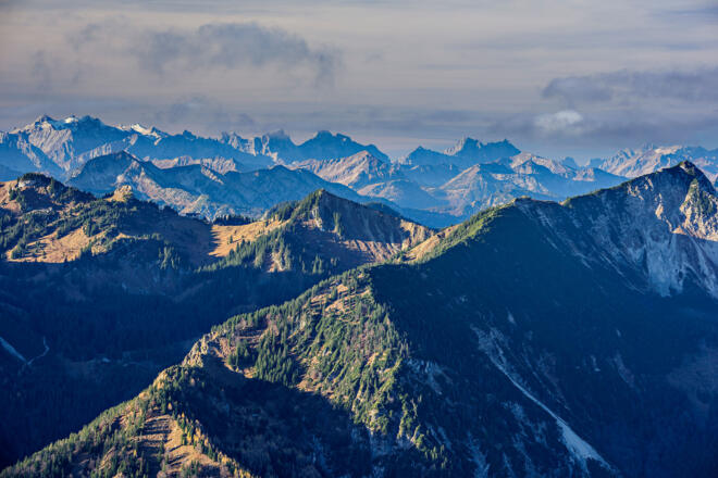 Der Ausblick vom Wendelstein: das Spitzgebiet vorne und das Karwendel im Horizont.