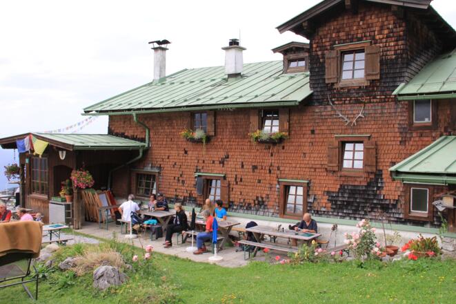 An der Hütte gibt es ausreichend Platz zum Entspannen.