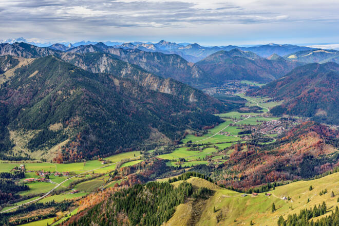 Blick hinab ins Leitzachtal und auf die Orte Neuhaus und Hammer.