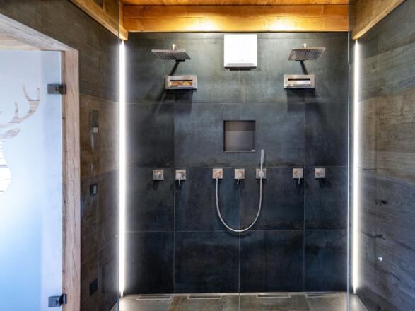 Wellnessdusche im Saunabereich