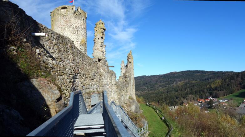 Gitterroststeg mit Bergfried ~837m
