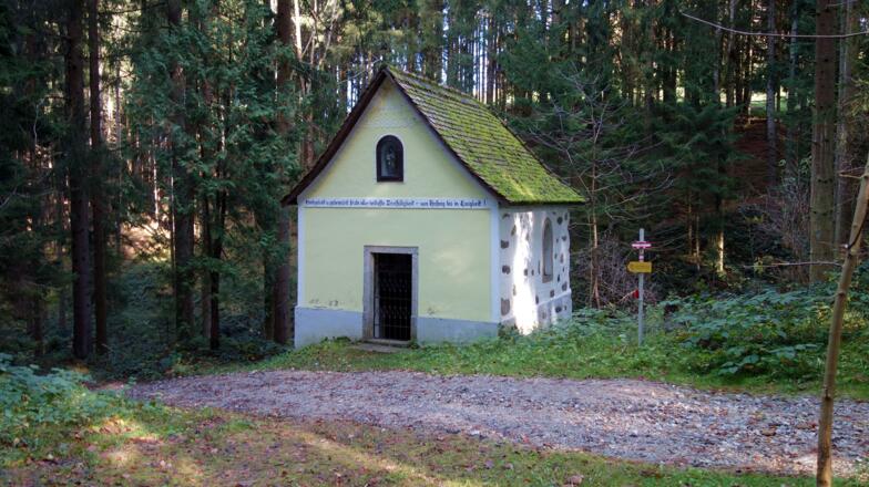Kapelle ~665m im Wald