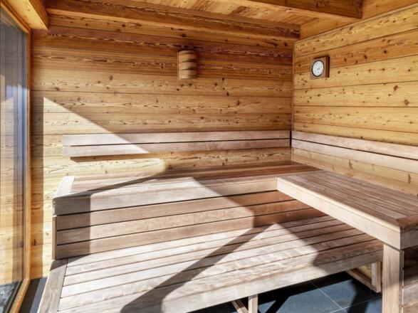 Großzügige Sauna mit Seeblick