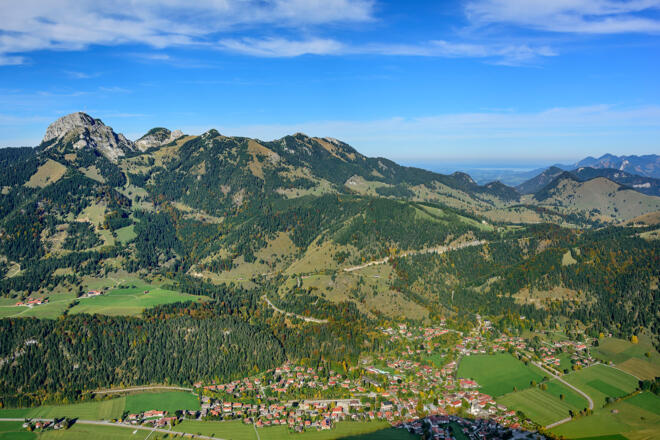 Der Wendelstein von der Südwestseite mit den Höfen von Hochkreuth und den Almwiesen, über die der Anstieg geht.