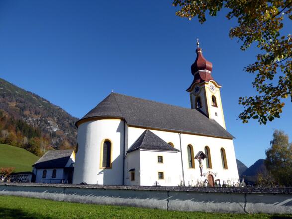 Bei der Jakobskirche in Unken beginnt der Gsengsteig.