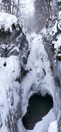Der winterliche Tatzelwurm-Wasserfall