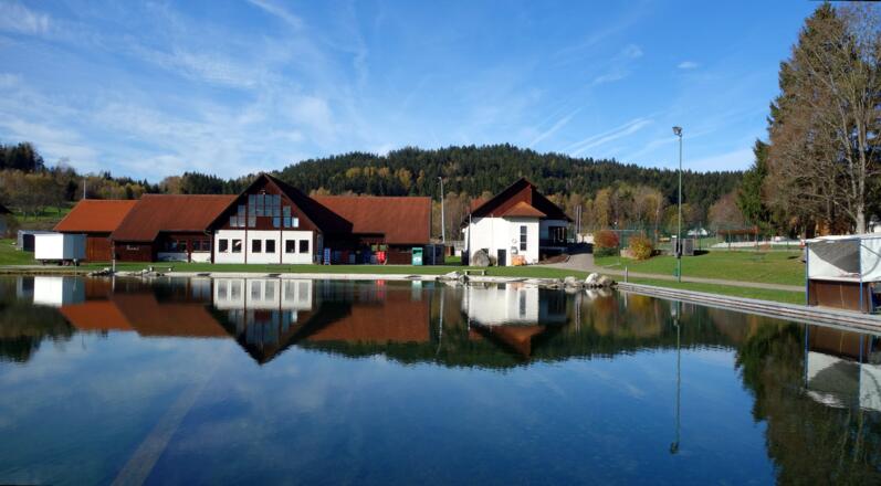 Badesee mit Hansberg