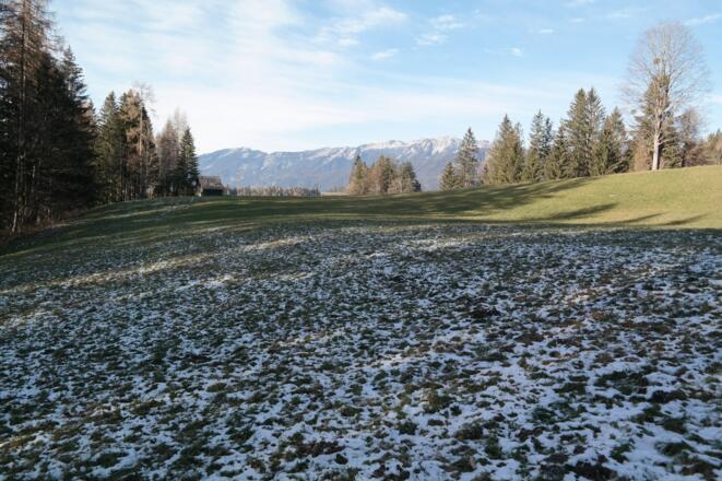 Fahrenberg. Nach dem ersten Anstieg gelangen wir auf eine Wiese und danach zum höchstgelegenen Haus des Weilers Fahrenberg.