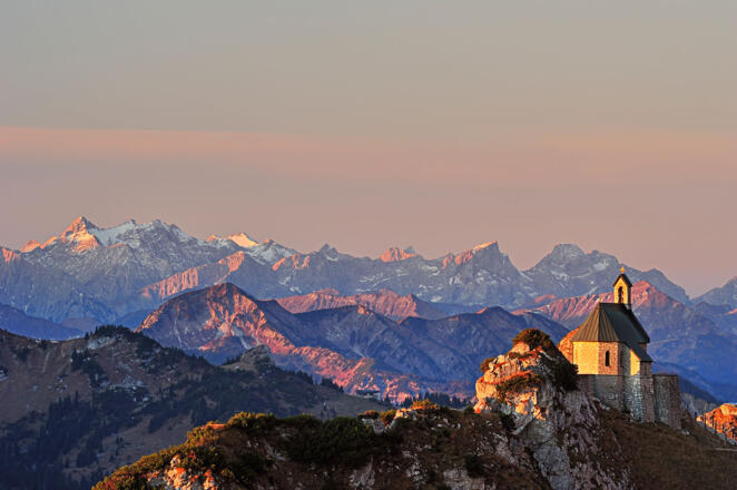 Das Wendelsteinkircherl mit Fernblick bis ins Karwendel.