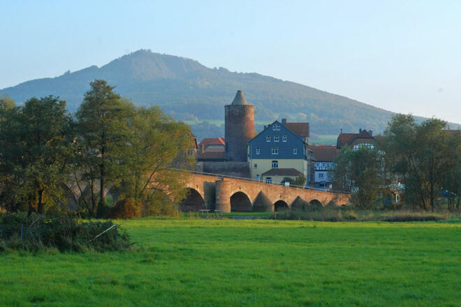 Werrabrücke Vacha mit Öchsenberg im Hintergrund