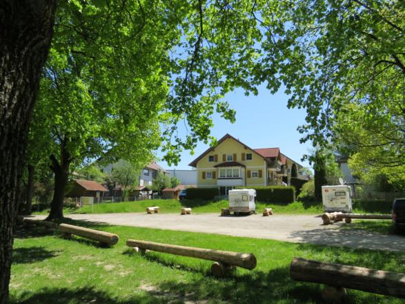 Ruhig gelegene Wohnmobilstellplätze am Parkplatz neben dem Wellenfreibad in Peiting