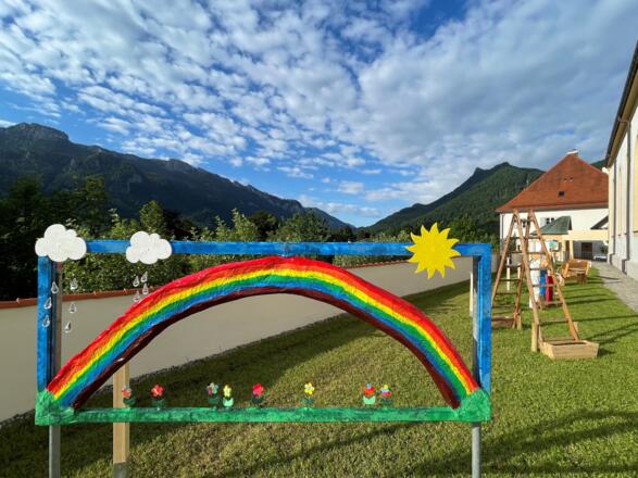 Station: Ein Regenbogen ist aufgegangen