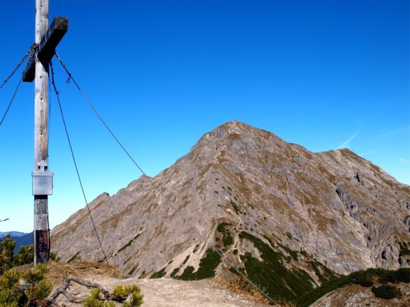 Plumsjoch 1921m mit Montscheinspitze