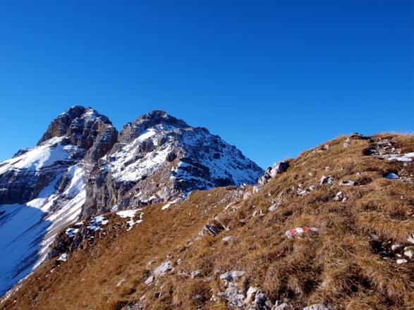 Grat 2075m erreicht, Gipfelblick.