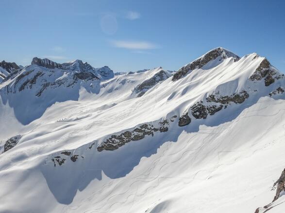 Blick vom Großen auf den Kleinen Seekopf (rechts), dahinter Schochen und Lachenkopf.
