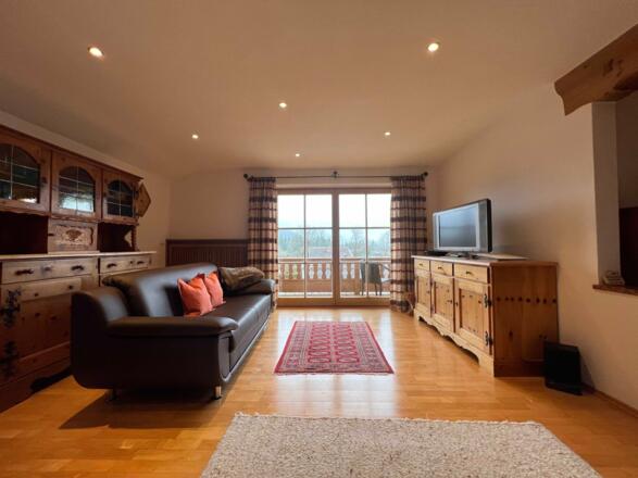 Wohnzimmer Blick zum Balkon