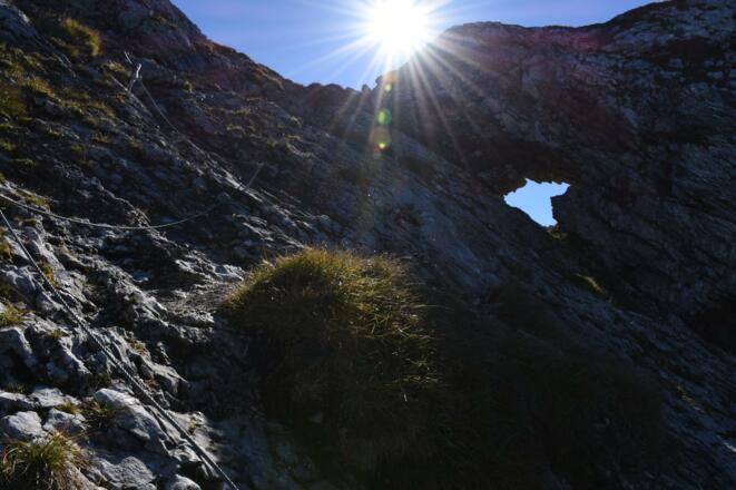 Blick zurück zum Fensterl mit abrutschgefährdeten Platten