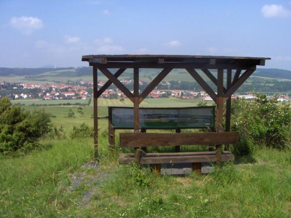 Beim Aussichtspunkt „Rundblick Schleidsberg“ ergänzt eine Panoramakarte den herrlichen Ausblick