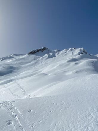 Blick zurück aus der Abfahrt auf den Gipfel des Kleinen Seekopf (MItte).