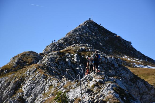 Drahtseil an ausgesetztem Gratstück im Aufstieg
