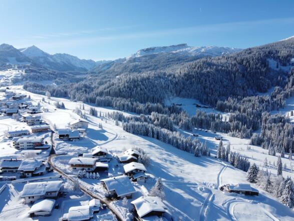 Luftansicht mit Loipe und Winterwanderweg