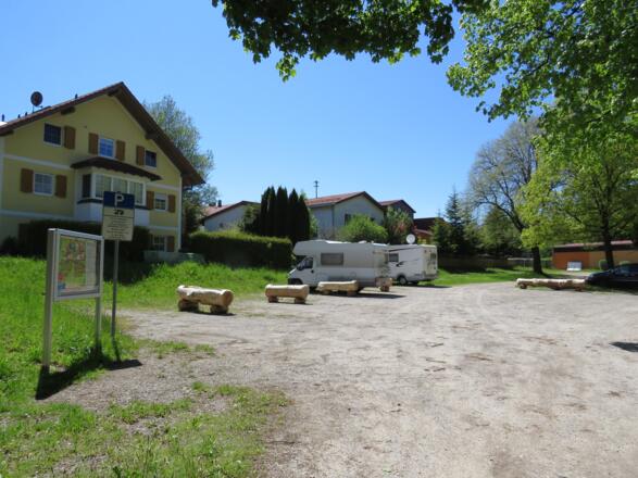 Ruhig gelegene Wohnmobilstellplätze am Parkplatz neben dem Wellenfreibad in Peiting
