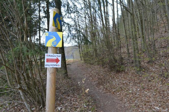 Natura Trail-Beschriftung (roter Pfeil) der Naturfreunde