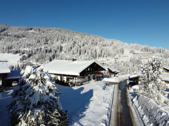Hausansicht von der Straße aus
