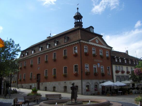 Am Marktplatz passieren wir das historische Rathaus von Bad Salzungen.