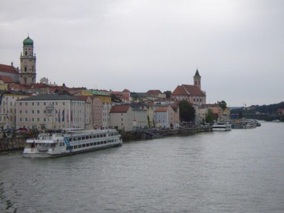 Blick auf die Passau - unter anderem die Schiffsanlegestellen.