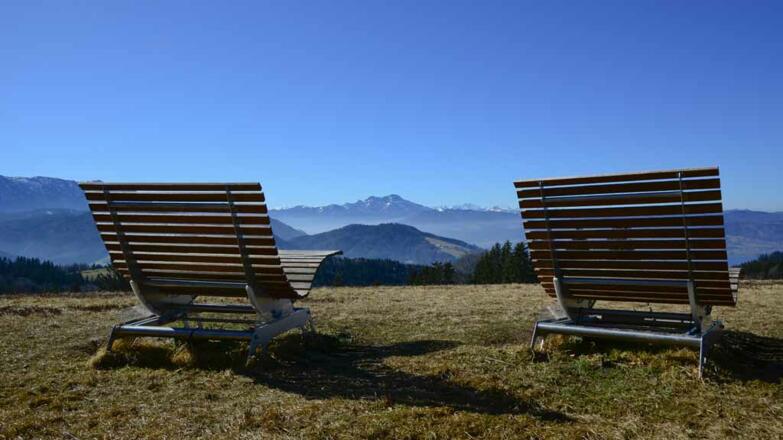 Liegestühle auf dem Wanderweg zwischen Weyregg und Seewalchen