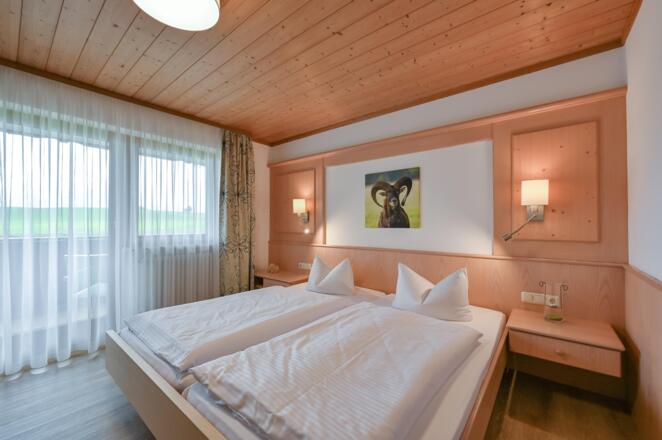 Landhauszimmer mit großem Balkon